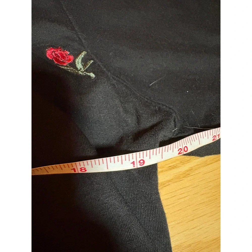 Guess Mens Black Embroidered Rose Tee Floral Short Sleeve T Shirt Size Medium - Picture 4 of 6